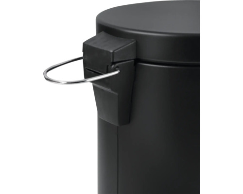 Detailní záběr odpadkového koše s nášlapným mechanismem a kovovým prvkem