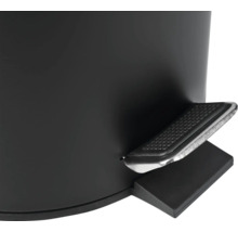 Detailní pohled na odpadkový koš s pedálovým ovládáním