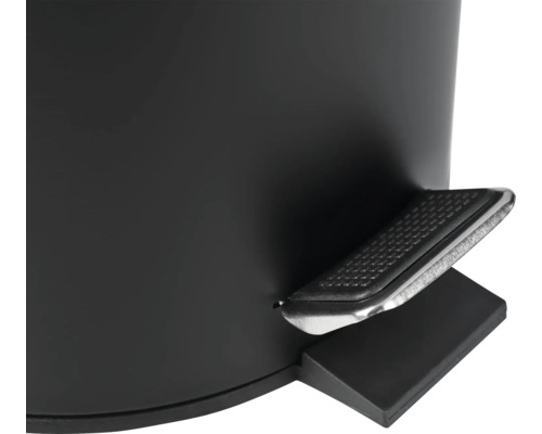 Detailní pohled na odpadkový koš s pedálovým ovládáním