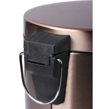 Detailní záběr kovového odpadkového koše s pedálovým mechanismem.