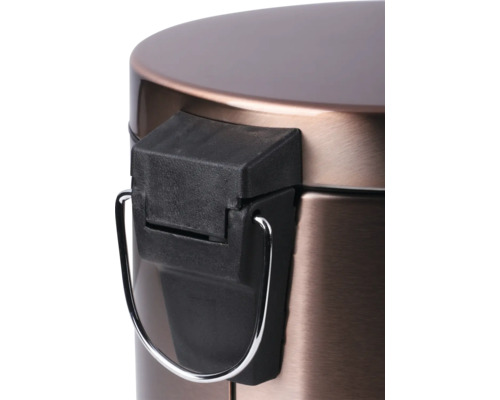 Detailní záběr kovového odpadkového koše s pedálovým mechanismem.