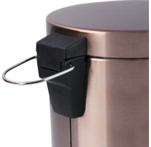 Detailní pohled na odpadkový koš s pedálem a rukojetí