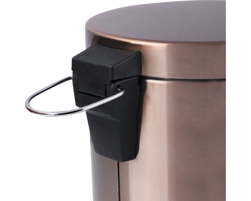 Detailní pohled na odpadkový koš s pedálem a rukojetí