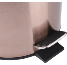 Detailní pohled na nášlapný koš s pedálem