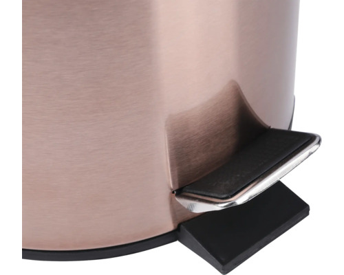 Detailní pohled na nášlapný koš s pedálem