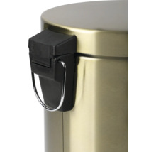 Detailní pohled na kovový odpadkový koš s nožním pedálem s černým pedálovým mechanismem