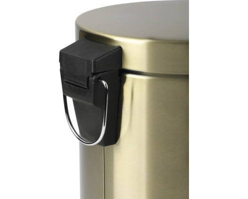 Detailní pohled na kovový odpadkový koš s nožním pedálem s černým pedálovým mechanismem