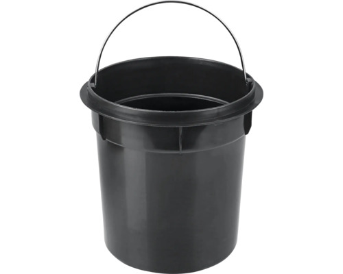 Černý kbelík s kovovou rukojetí