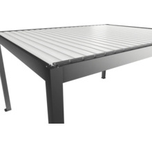 Detailní pohled na šedé zastřešení terasy s lamelovou střechou.