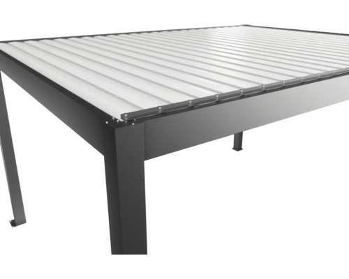 Detailní pohled na šedé zastřešení terasy s lamelovou střechou.