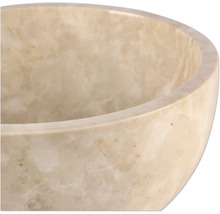 Detailní pohled na umyvadlo z mramoru