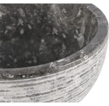 Detailní záběr šedé kamenné květinové mísy s rýhovaným povrchem.