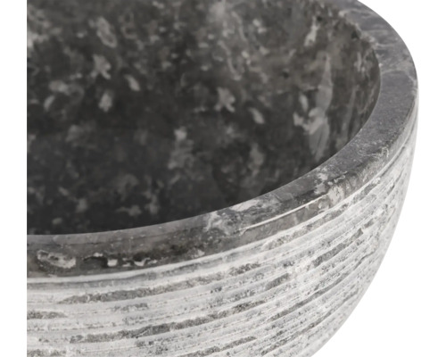 Detailní záběr šedé kamenné květinové mísy s rýhovaným povrchem.
