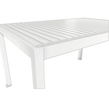 Detail bílého zahradního stolu s lamelovou strukturou