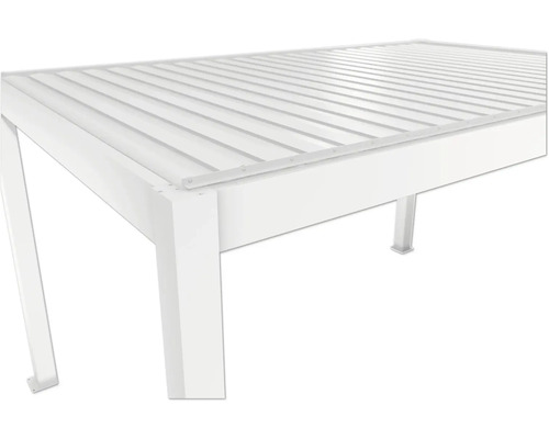 Detail bílého zahradního stolu s lamelovou strukturou