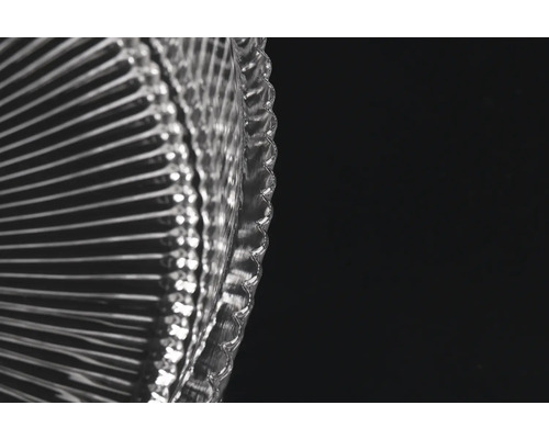 Detailní záběr průhledného vlnitého plastového panelu