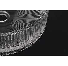 Detailní záběr průhledné skleněné misky s žebrovanou texturou