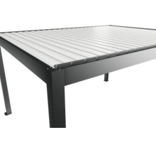 Detailní pohled na černý terasový přístřešek s lamelovou střechou