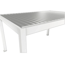 Detailní pohled na zahradní altán s kovovou střechou