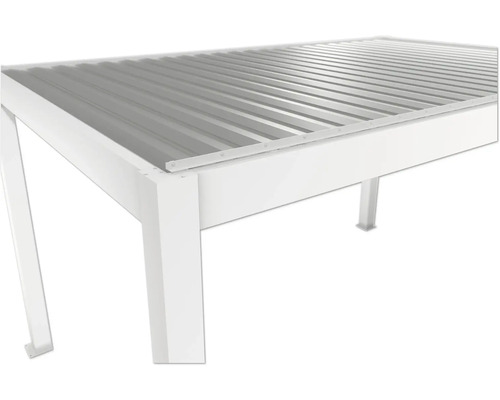 Detailní pohled na zahradní altán s kovovou střechou