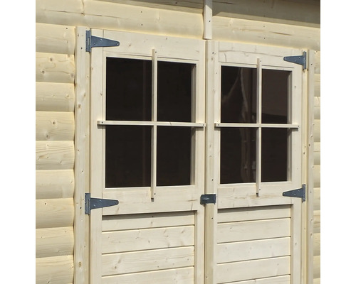 Detail dřevěného zahradního domku s dvoukřídlými dveřmi a okny