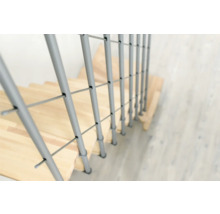 Detail dřevěného schodiště s kovovým zábradlím