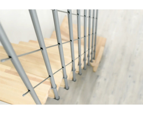 Detail dřevěného schodiště s kovovým zábradlím