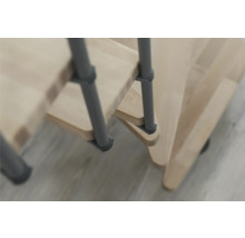 Detail dřevěného schodiště s kovovým zábradlím