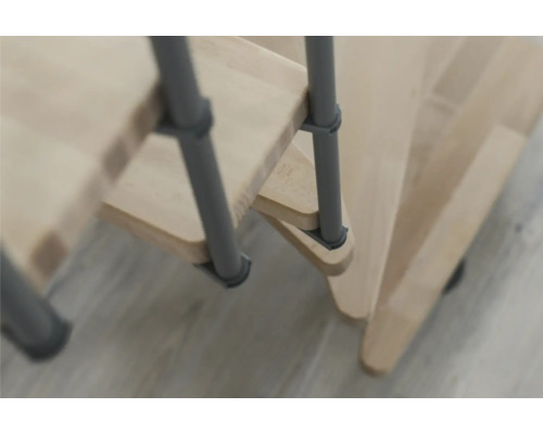 Detail dřevěného schodiště s kovovým zábradlím