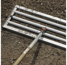 Gardena Combisystem hrábě na seťové lůžko v použití na půdě.