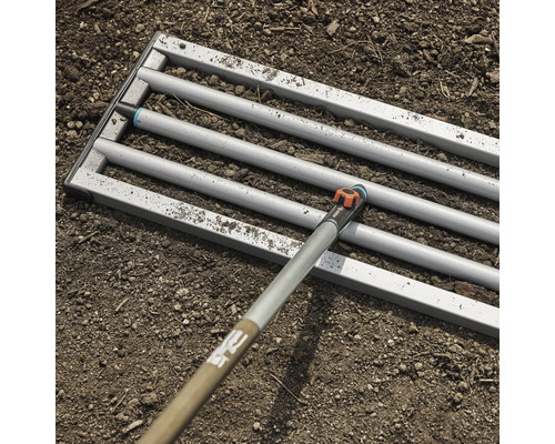 Gardena Combisystem hrábě na seťové lůžko v použití na půdě.