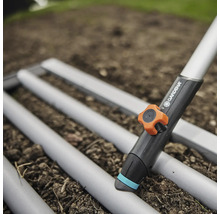 Instalační trubka Gardena Micro-Drip-System s instalačním nástrojem v zahradní půdě