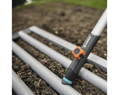Instalační trubka Gardena Micro-Drip-System s instalačním nástrojem v zahradní půdě