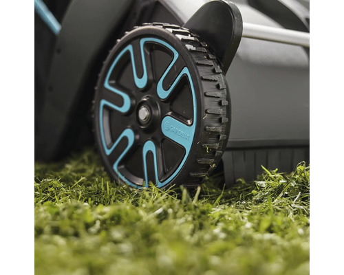 Detailní záběr kola sekačky na trávu na trávě