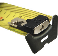 Detailní pohled na svinovací metr s aretačním knoflíkem a hákem