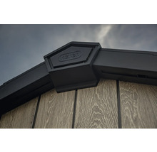 Detail rohu zahradního domku s logem Keter.