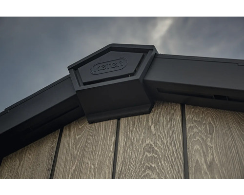 Detail rohu zahradního domku s logem Keter.