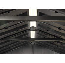 Vnitřní pohled na zahradní domek se střešními krokvemi a osvětlením