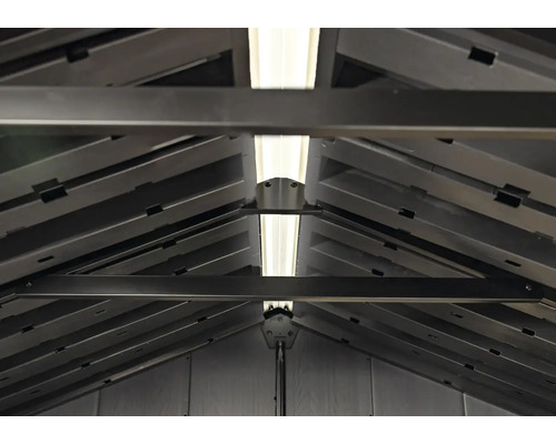 Vnitřní pohled na zahradní domek se střešními krokvemi a osvětlením