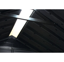 Vnitřní pohled na zahradní domek se světlíkem