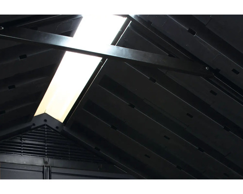 Vnitřní pohled na zahradní domek se světlíkem