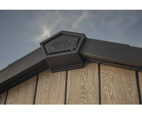 Detail zahradního domku s logem Keter.