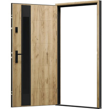 Otevřené vchodové dveře s dřevěným dekorem a černým akcentem