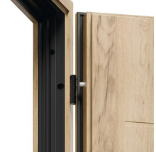 Detail interiérových dveří s dřevěným efektem a černým rámem