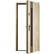 Otevřené vchodové dveře s dřevěným dekorem a černým rámem