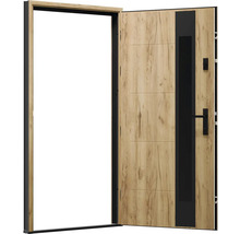 Otevřené vchodové dveře s dřevěným dekorem a černým kováním