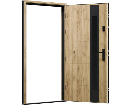 Otevřené vchodové dveře s dřevěným dekorem a černým kováním