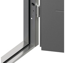 Detail ocelových dveří s rámem dveří a kováním