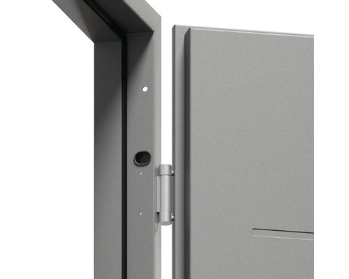 Detail ocelových dveří s rámem a závěsem