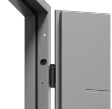 Detail šedých dveří s černým pantem a rámem dveří